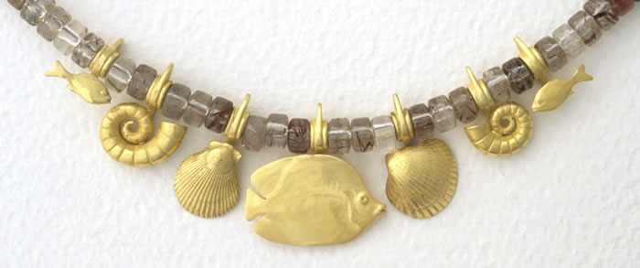 Red sae choker in 18K gold on Rutilated Quartz